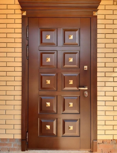 Дверь с карнизом и декором из пирамидок Дверь с карнизом и декором из пирамидок