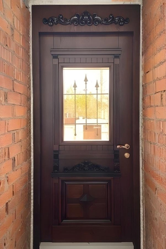 Дверь с резьбой и стеклом Дверь с резьбой и стеклом