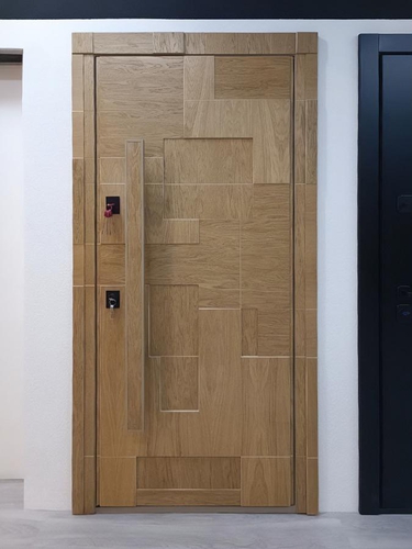 Дверь в выставочном зале Дверь в выставочном зале