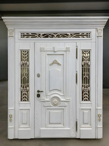 Белая парадная дверь Белая парадная дверь