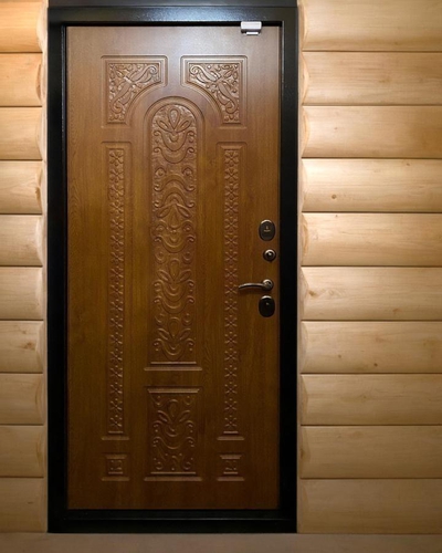 Дверь в деревянном доме Дверь в деревянном доме