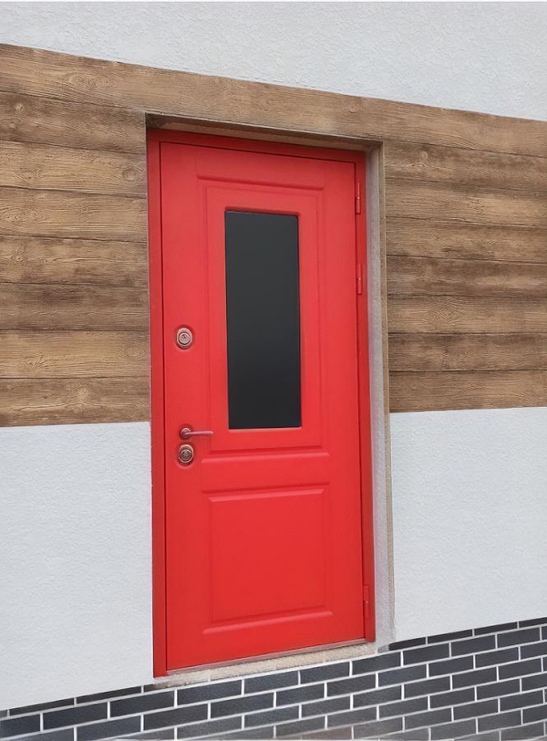 Красная входная дверь