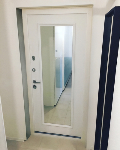 Белая дверь с зеркалом Белая дверь с зеркалом