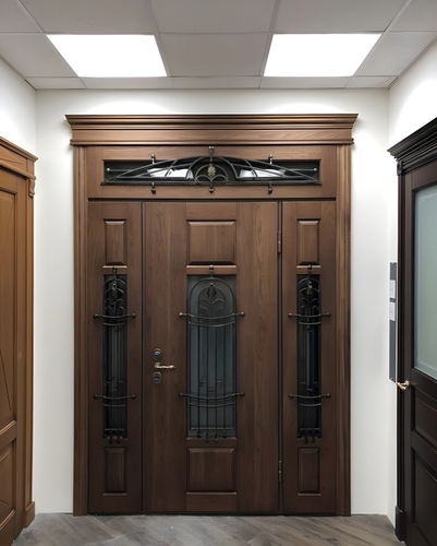 Дверь в выставочном зале Дверь в выставочном зале