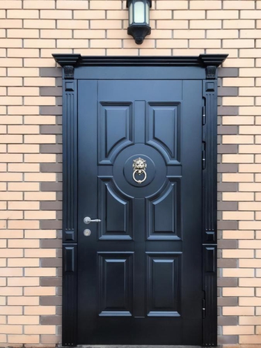 С капителями и кнокером С капителями и кнокером